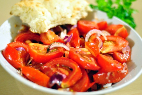 Салат из красных помидор и лука с аджикой